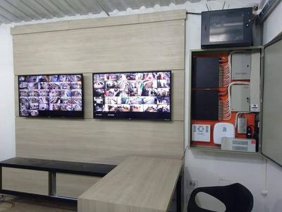 Central de monitoramento com imagens de várias câmeras de CFTV