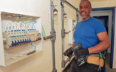 Ronaldo Américo instalando quadro elétrico residencial