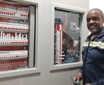 Ronaldo Américo avaliando quadros elétricos para laudo técnico